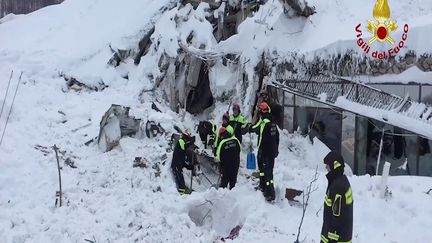 Italie : les secours continuent à chercher des survivants dans l'avalanche