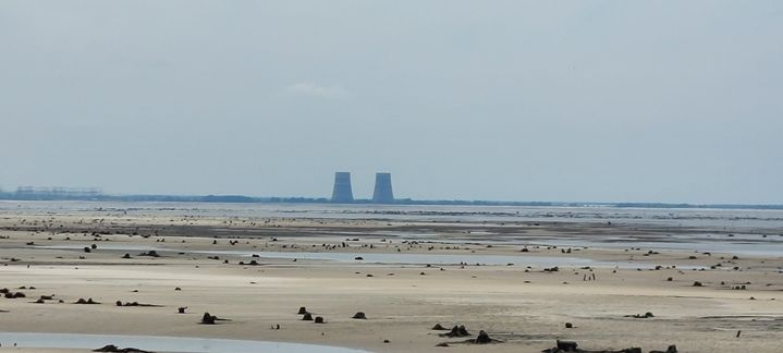 The Zaporijjia nuclear power plant and the dry areas of the Dnipro, upstream of the Nova Kakhovka dam.  (OMAR OUAHMANE / RADIO FRANCE)