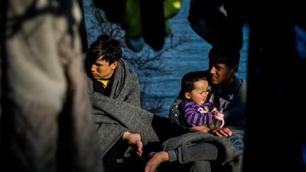 De jeunes garçons arrivés de la Turquie ont rejoint l'île grecque de Lesbos, comme des milliers de migrants. (EUROKINISSI / MAXPPP)