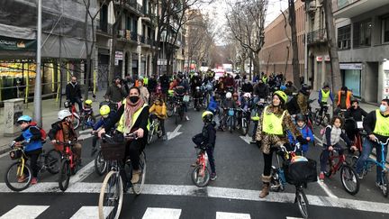 Les enfants barcelonais accompagnés de leurs parents vont à l'école à vélo, vendredi 21 janvier 2022 à Barcelone, en Espagne. (HENRY DELAGUERIE / RADIO FRANCE)