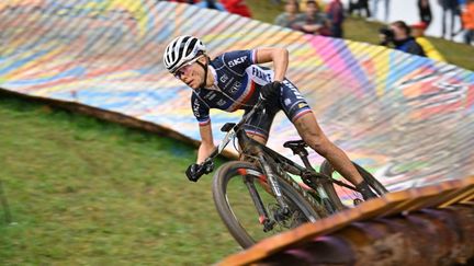 Sous la pluie et dans la boue, Loana Lecomte est&nbsp;devenue championne d'Europe de VTT cross-country à Munich, le 20 août 2022. La Tricolore 22 ans a&nbsp;profité&nbsp;d'un problème&nbsp;mécanique&nbsp;de sa compatriote Pauline Ferrand-Prévot,&nbsp;qui prend la médaille d'argent. (ERIC LALMAND / AFP)