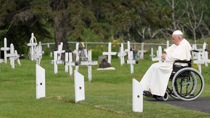 Le pape François dans un cimetière indigène de la ville d'Edmonton (Canada), le 25 juillet 2022. (HANDOUT / VATICAN MEDIA / AFP)