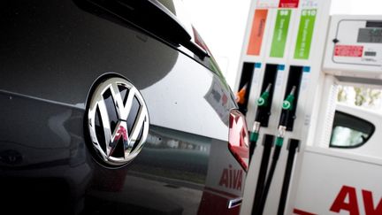 &nbsp;La voiture Volkswagen devant une station essence, le 27 octobre 2017. (JULIETTE PAVY / HANS LUCAS / AFP)