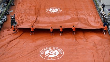 A Roland-Garros, les terrains sont bachés à cause des intempéries. Le match entre l'Argentin Martin del Potro et le Croate Marin Cilic, est repoussé à cause des intempéries, le 6 juin 2018 à Paris.&nbsp; (CHRISTOPHE SIMON / AFP)