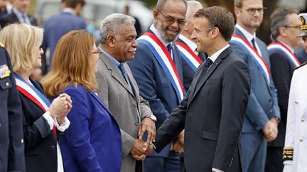 Le président Emmnauel Macron serre la main de Louis Mapou, président indépendantiste du gouvernement de Nouvelle-Calédonie, mardi 25 juillet 2023, à Nouméa. (LUDOVIC MARIN / POOL / AFP)