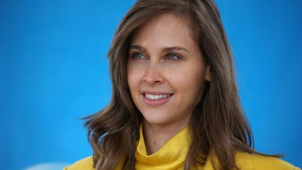 La journaliste Ophélie Meunier participe à une vente aux enchères aux hospices de Beaune (Côte-d'Or), le 17 novembre 2019. (ALAIN ROBERT/SIPA)