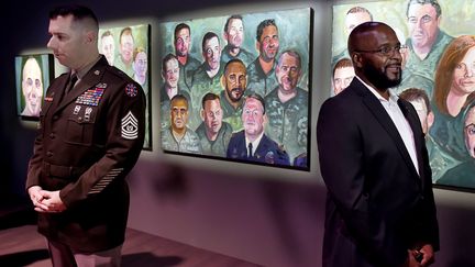 L'ex-président américain George W. Bush expose ses portraits d'anciens combattants au Kennedy Center de Washington (7 octobre 2019) (OLIVIER DOULIERY / AFP)