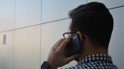 Un homme au téléphone. (JEAN-CHRISTOPHE BOURDILLAT / RADIO FRANCE)