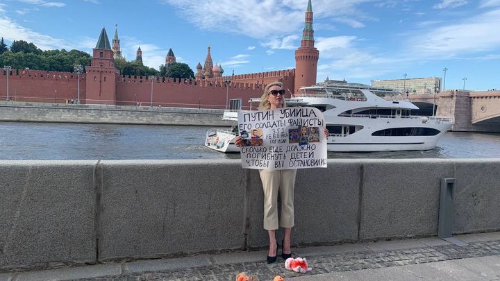 La journaliste russe Marina Ovsiannikova lors d'une action de protestation devant le Kremlin, le 15 juillet 2022, quai de Sofia à Moscou (Russie). (MARINA OVSIANNIKOVA / TELEGRAM)