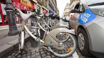 Des V&eacute;lib' et une Autolib' &agrave; Paris, le 11 f&eacute;vrier 2012. (STEPHANE OUZOUNOFF / AFP)