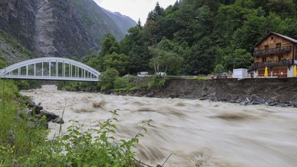 Un torrent a emporté un pont au hameau de la Bérarde, sur la commune de Saint-Christophe-en-Oisans, lors des intempéries qui ont frappé l'Isère, le 20 juin 2024. (ST?PHANE PILLAUD / MAXPPP)