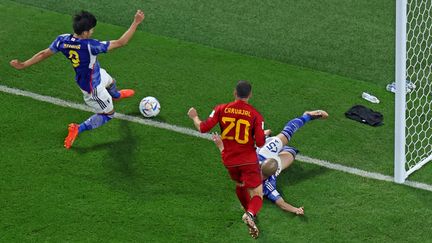 Sorti, pas sorti&nbsp;? Le deuxième but japonais contre l’Espagne (2-1) le 1er décembre, finalement validé par la VAR, crée la polémique. Une décision aux grandes conséquences, puisque cet exploit des Nippons les qualifie et précipite l’élimination de l’Allemagne. (GIUSEPPE CACACE / AFP)