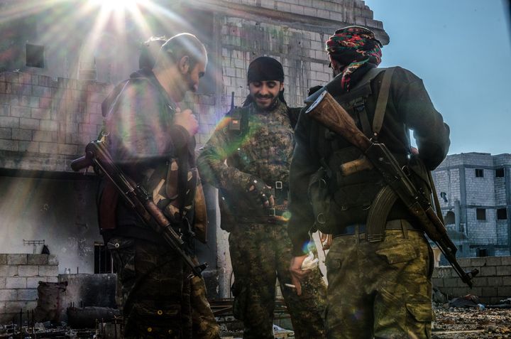 Des combattants kurdes des YPG, le 21 d&eacute;cembre 2014 &agrave; Kobani (Syrie). (JONATHAN RAA / NURPHOTO / AFP)