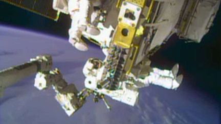 capture d'&eacute;cran de la Nasa montrant els deux astronautes am&eacute;ricains de l'ISS Mike Hopkins et Rick Mastracchio, el 24 d&eacute;cembre 2013 (AP/ SIPA / AP)