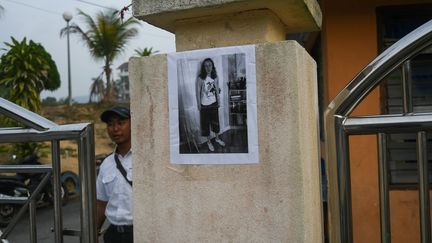 Une photo de Nora Quoirin collée devant un immeuble, à Seremban (Malaisie), le 6 août 2019. (- / AFP)