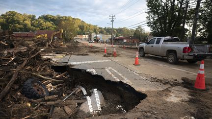 Un automobiliste passe devant les dégâts causés par les inondations sur un pont traversant la rivière Mill Creek à la suite de l'ouragan, le 30 septembre 2024 à Old Fort, en Caroline du Nord. (SEAN RAYFORD / GETTY IMAGES NORTH AMERICA)