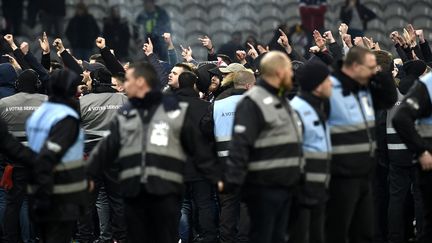 Des supporters lillois sur la pelouse du stade Pierre-Mauroy, le 10 mars 2018 à Lille (Nord). (FRANCOIS LO PRESTI / AFP)