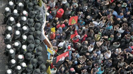 La police allemande bloque les manifestants &agrave; Francfort le 1er juin 2013 sur le chemin la&nbsp;la Banque centrale europ&eacute;enne (BCE) (FREDRIK VON ERICHSEN / AP / SIPA )