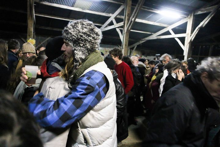 Une accollade entre deux opposants au projet d'aéroport à Notre-Dame-des-Landes lors d'une soirée à "La Vache Rit", mercredi 17 janvier 2017. (YANN SCHREIBER / RADIO FRANCE)