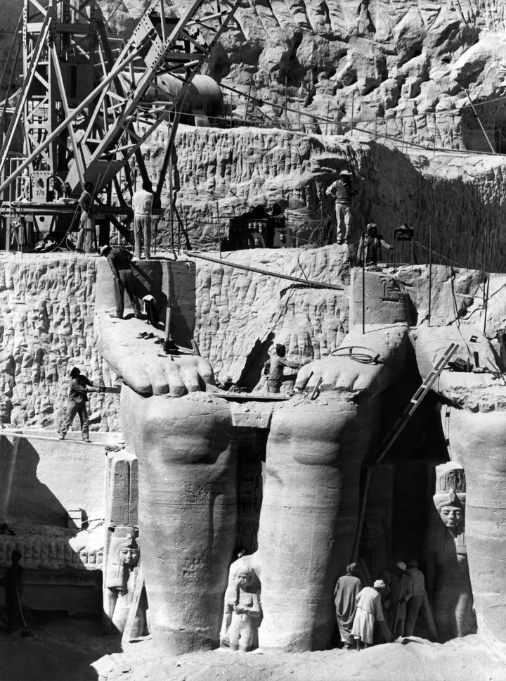 Le "démontage" du temple de Ramsès II à Abou Simbel le 26 janvier 1966, pendant la construction du barrage d'Assouan (AFP)