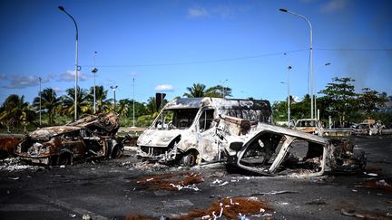 Le 23 novembre 2021, des bariccades de voiture calcinées à Montebello près de Petit-Bourg en Guadeloupe.&nbsp; (CHRISTOPHE ARCHAMBAULT / AFP)