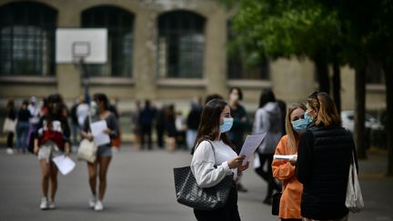 Des élèves&nbsp;dans la cour du&nbsp;lycée Jean-de-La-Fontaine, dans le 16e arrondissement de Paris, le 7 juillet 2020 (photo d'illustration). (MARTIN BUREAU / AFP)