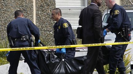 Des officiers de police transportent le corps d'une des victimes de la tuerie &agrave; l'universit&eacute; d'Oakland (Californie), le 2 avril 2012. (BECK DIEFENBACH / REUTERS)