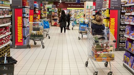 Des clients dans un supermarché de Montaigu-Vendée,&nbsp;le 7 mars 2022, en Vendée. (MATHIEU THOMASSET / HANS LUCAS / AFP)