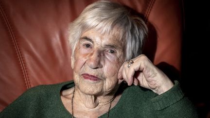 Esther Bejarano,&nbsp;survivante de l'orchestre des femmes d'Auschwitz,&nbsp;lors d'une interview dans son appartement à Hambourg, en Allemagne, le 8 décembre 2019. (AXEL HEIMKEN / DPA / AFP)