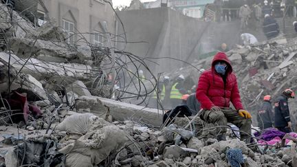 Les opérations de recherches et de secours se poursuivent dans la ville de Kahramanmaras (Turquie), le 16 février 2023. (MEHMET KAMAN / ANADOLU AGENCY / AFP)