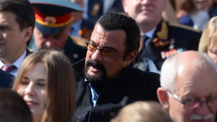 L'acteur Steven Seagal, au centre, le 9 mai 2015&nbsp;&agrave; Moscou (Russie), &agrave; l'occasion des 70 ans de la victoire de la Russie sur l'Allemagne nazie. (KONSTANTIN CHALABOV / RIA NOVOSTI / AFP)