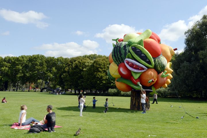 Oeuvre gonflable de l'artiste&nbsp;Choi Jeong Hwa au parc de la Villette à Paris lors de l'exposition "L'Air des géants", le 28 août 2015. (MIGUEL MEDINA / AFP)