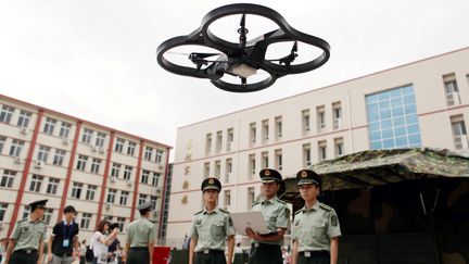 Un soldat chinois t&eacute;l&eacute;guide un drone, &agrave; l'Acad&eacute;mie d'ing&eacute;nierie des forces arm&eacute;es, &agrave; P&eacute;kin, le 22 juillet 2014. (SONG FAN / IMAGINECHINA / AFP)