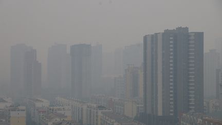 La ville chinoise de Zhengzhou, prise dans un &eacute;pais nuage de pollution, le 12 ao&ucirc;t 2015. (ZUO DONGCHEN / IMAGINECHINA)