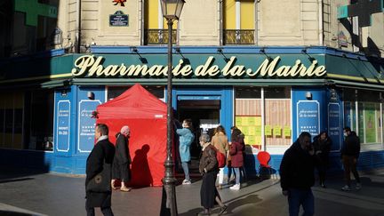 Une&nbsp;tente pour effectuer des tests antigéniques devant une pharmacie à Paris, le 12 février 2022.&nbsp; (MYRIAM TIRLER / HANS LUCAS / AFP)