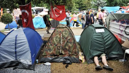 Des occupants du parc Gezi &agrave; Istanbul (Turquie), le 14 juin 2013. (OZAN KOSE / AFP)