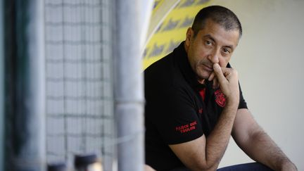 Le président du RC Toulon, Mourad Boudjellal, observe un entraînement de l'équipe, le 27 octobre 2016 à Toulon (Var).&nbsp; (FRANCK PENNANT / AFP)