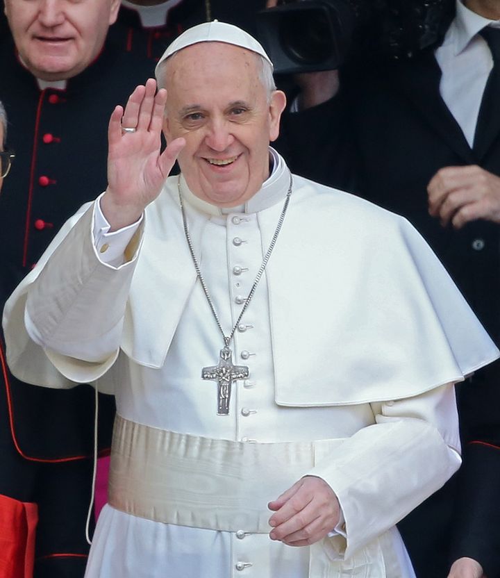 Le pape Fran&ccedil;ois salue la foule devant la basilique Sainte-Marie-Majeure, &agrave; Rome, le 14 mars 2013.&nbsp; (ALLESSANDRO BIANCHI / REUTERS )