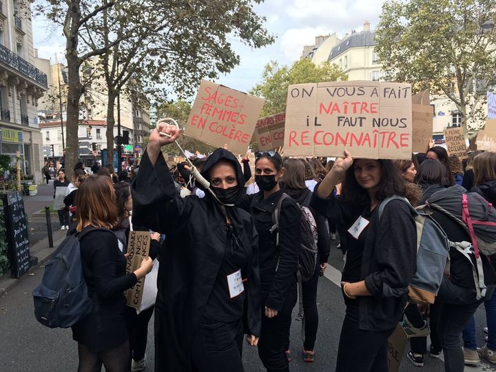 Plusieurs sages-femmes ont manifesté vêtues de noir pour&nbsp;montrer leur colère.&nbsp; (BENJAMIN MATHIEU / RADIO FRANCE)