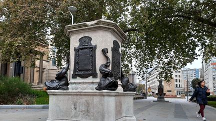 Un socle en pierre ébréché en plein centre-ville de Bristol.&nbsp;C’est tout ce qui reste du monument inauguré en 1895 à la mémoire d'Edward Colston, après que sa statue a été déboulonnée par des manifestants lors d'une rassemblement contre le racisme en juin 2020. (RICHARD PLACE / RADIO FRANCE)