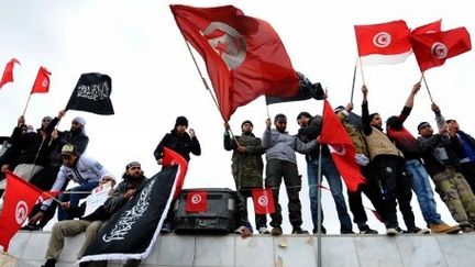 Des manifestants, proches du parti islamiste Ennahda, devant les bâtiments de la télévision le 9-3-2012 à Tunis (AFP PHOTO / FETHI BELAID )