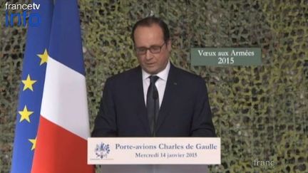 Fran&ccedil;ois Hollande pr&eacute;sente ses v&oelig;ux aux arm&eacute;es, &agrave; bord du "Charles-de-Gaulle", au large de Toulon,&nbsp;le 14 janvier 2015. ( FRANCE TÉLÉVISIONS )