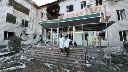 Un hôpital détruit par des frappes à Volnovakha (Ukraine), le 12 mars 2022.&nbsp; (STRINGER / ANADOLU AGENCY / AFP)