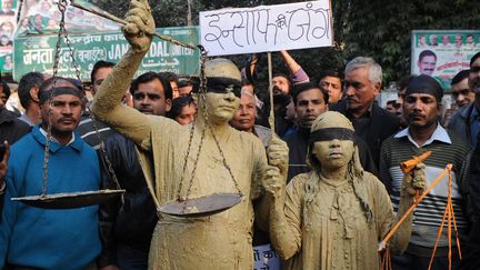 Peu habitu&eacute;es &agrave; manifester, de nombreuses femmes ont cette fois fait entendre leur voix pour demander justice pour "la fille de l'Inde", le surnom donn&eacute;e &agrave; l'&eacute;tudiante viol&eacute;e. (SAJJAD HUSSAIN / AFP)