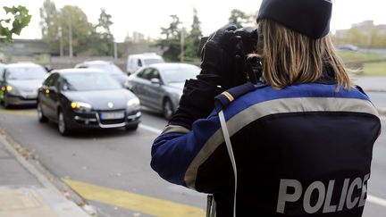 Une policière effectue un contrôle radar, à Bordeaux, le 29 octobre 2011. (Photo d'illustration) (JEAN-PIERRE MULLER / AFP)