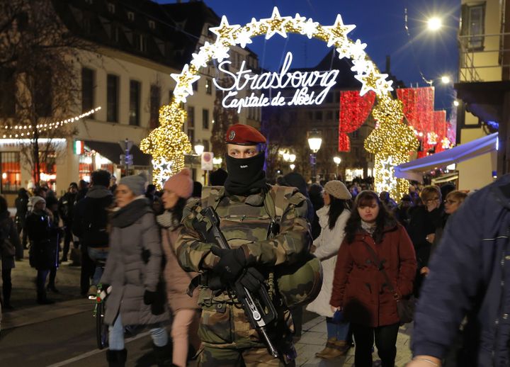 Un soldat en patrouille à Strasbourg (Bas-Rhin), le 28 novembre 2015.&nbsp; (VINCENT KESSLER / REUTERS)