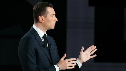 Jordan Bardella, président du Rassemblement national, lors du débat organisé sur France 2 face à Olivier Faure et Gabriel Attal, le 27 juin 2024, à Paris. (DIMITAR DILKOFF / AFP)