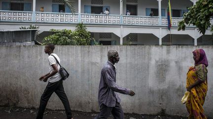 Des passants dans une rue de Moroni, la capitale des Comores, le 23 février 2015. (AFP PHOTO/MARCO LONGARI)