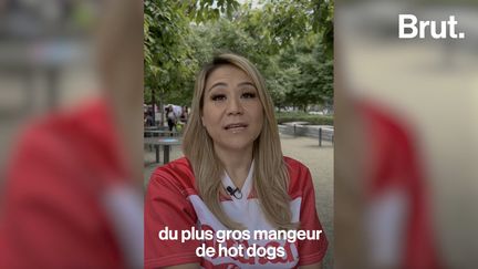 Elle est capable d’engloutir 48 hot dogs et demi en moins de 10 minutes. C’est le record mondial détenu par l’Américaine. Brut l’a suivi à Coney Island pour le concours annuel du plus gros mangeur de hot dogs au restaurant Nathan’s Famous.