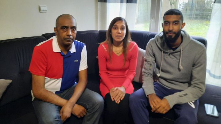 De gauche à droite : Shakill, le père de Shaina, Parveen, sa mère et son grand-frère Yasin. (MATHILDE LEMAIRE / RADIO FRANCE)